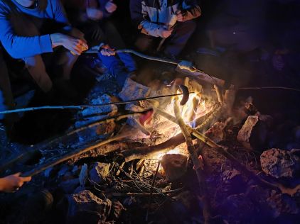 Abends sitzen wir am Lagerfeuer zusammen