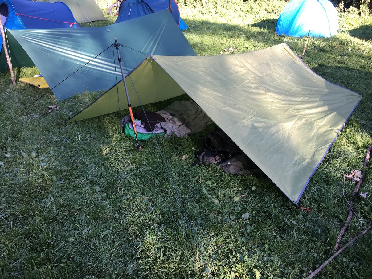 Biwacksack, einfaches Tarp mit Wanderstöcken